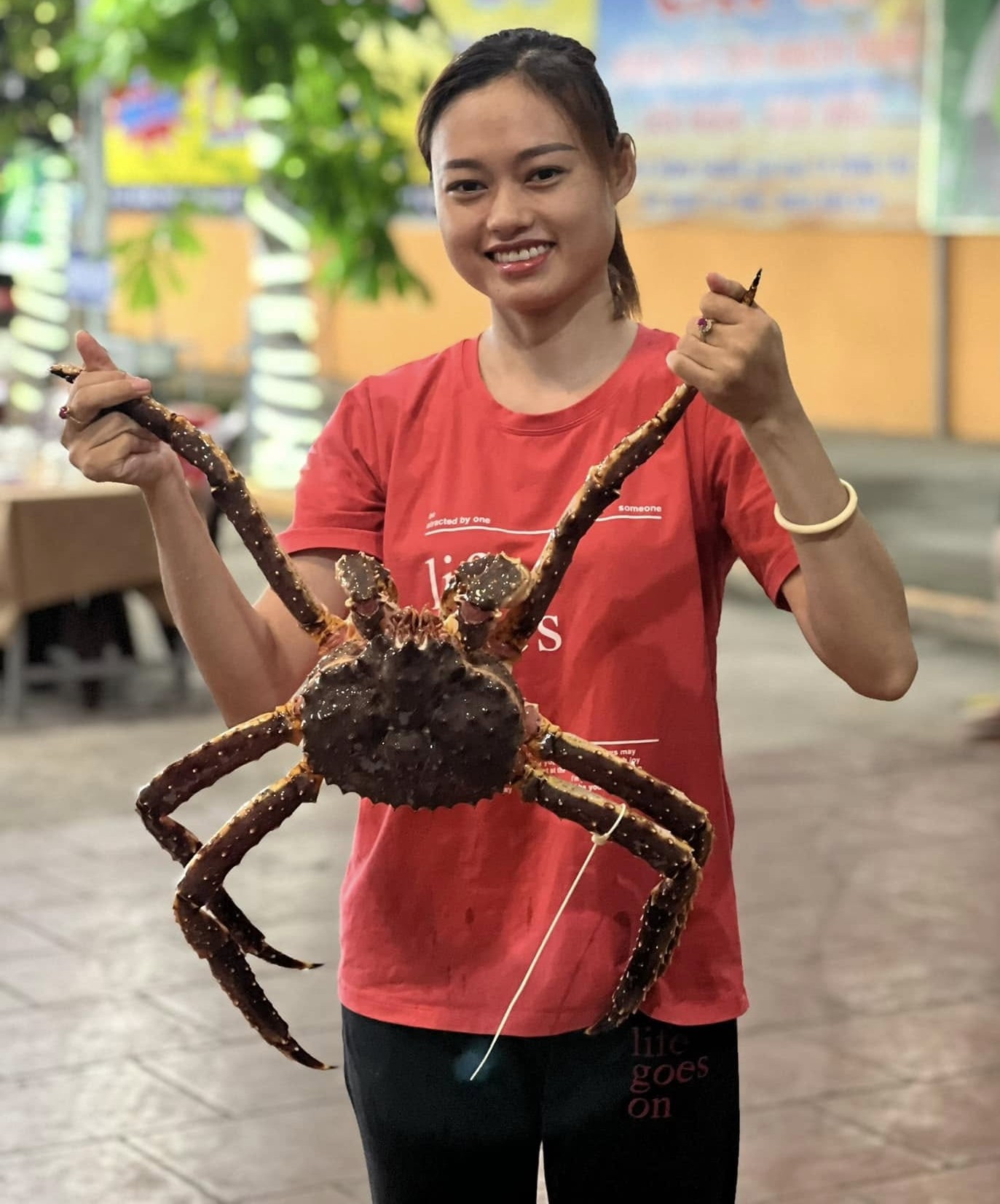 Khách cầm cua biển cỡ lớn tại Cây Si