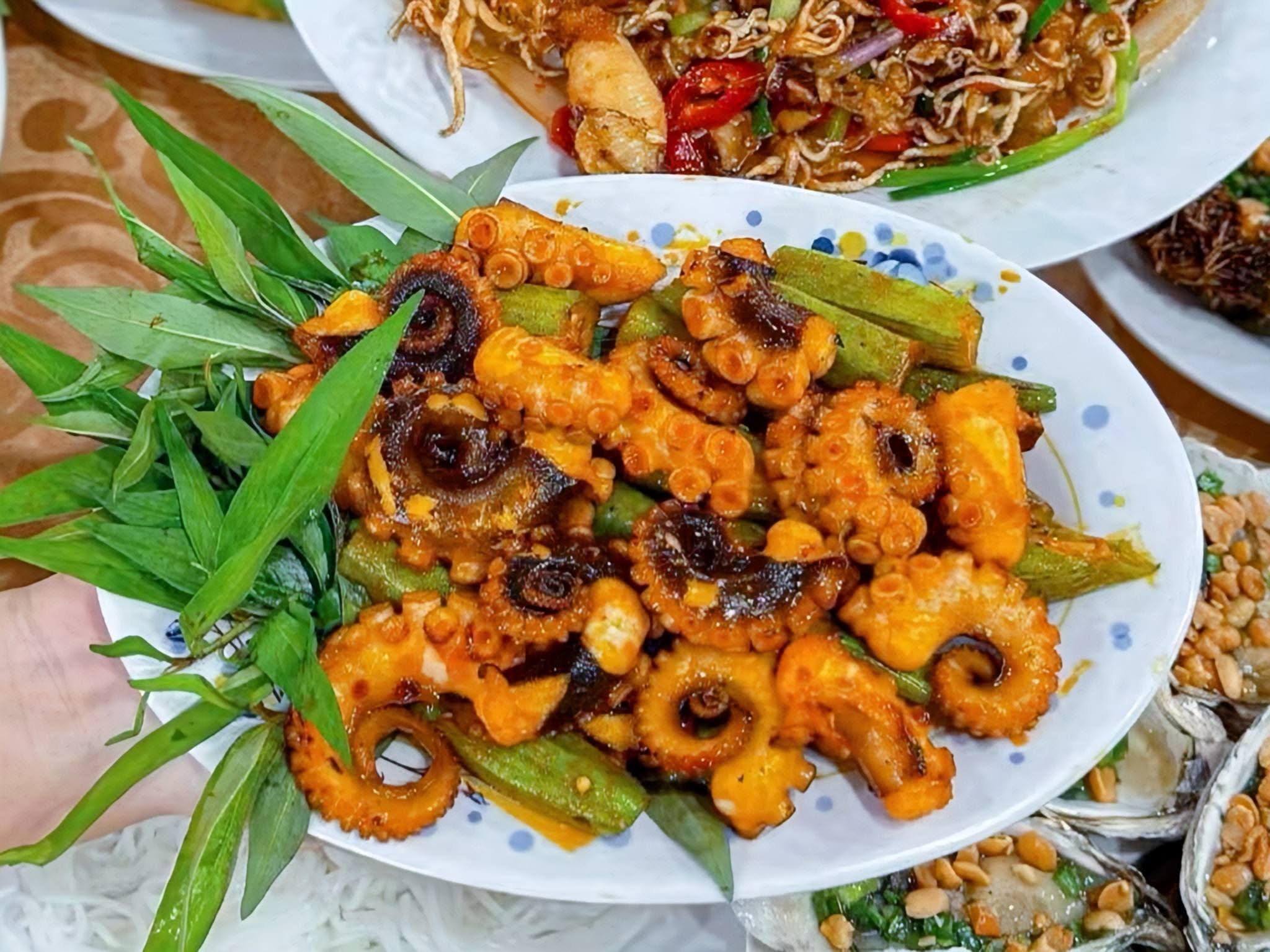 Đĩa bạch tuộc nướng muối ớt ăn kèm rau xanh