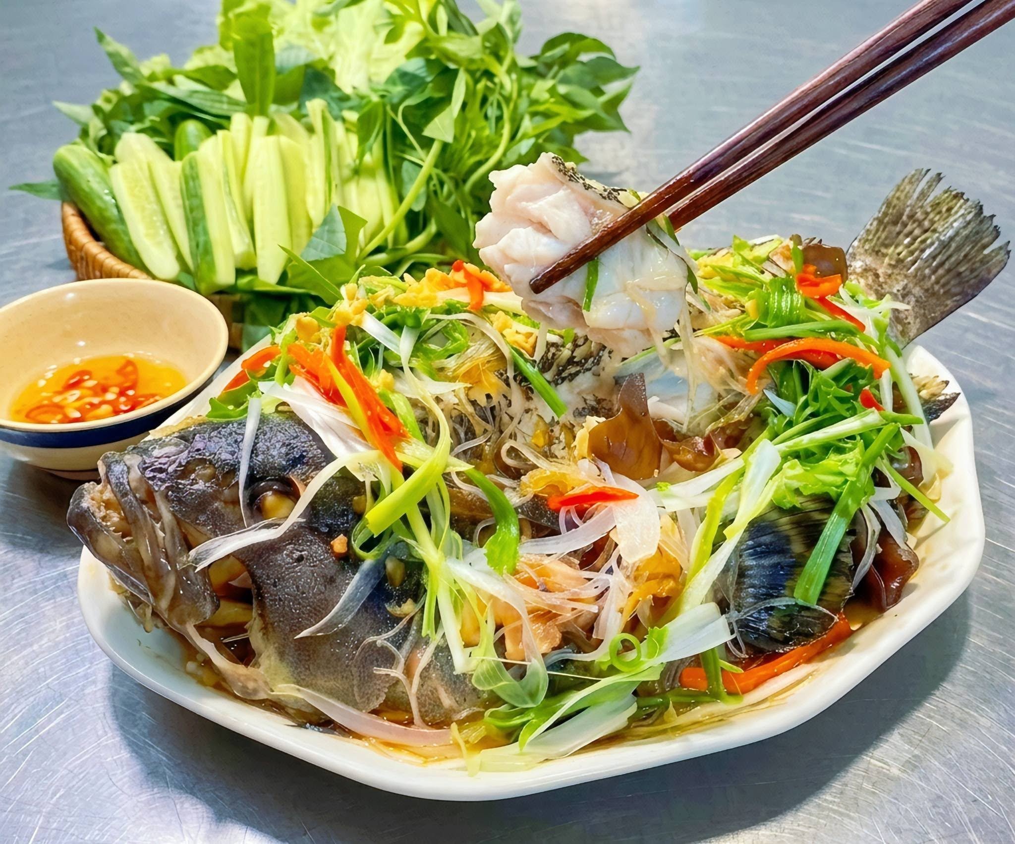 Cá mú hấp Hồng Kông nguyên con, phủ hành và ớt thái sợi
