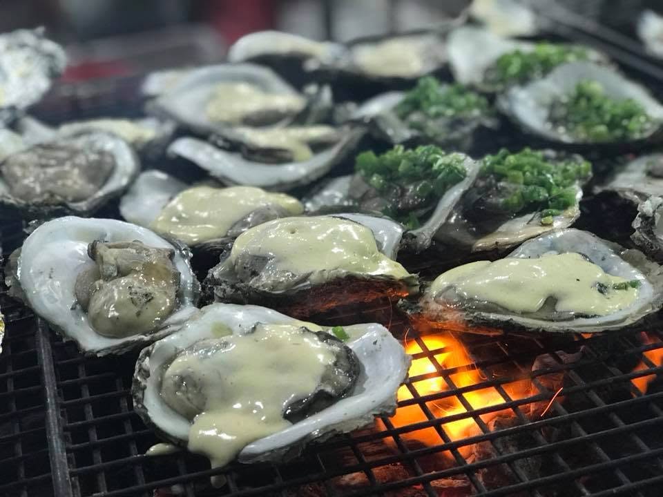 Hàu nướng phô mai và mỡ hành trên vỉ than
