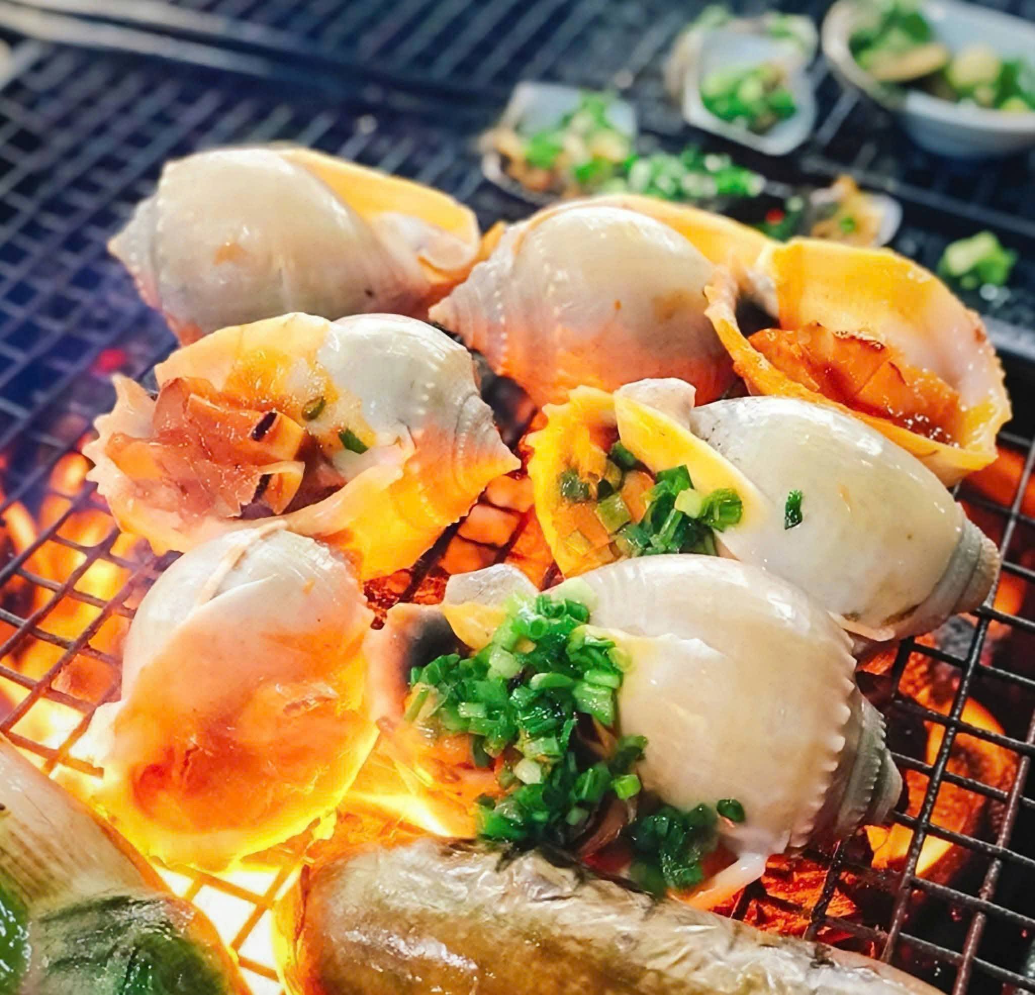 Ốc nướng mỡ hành trên bếp than hồng