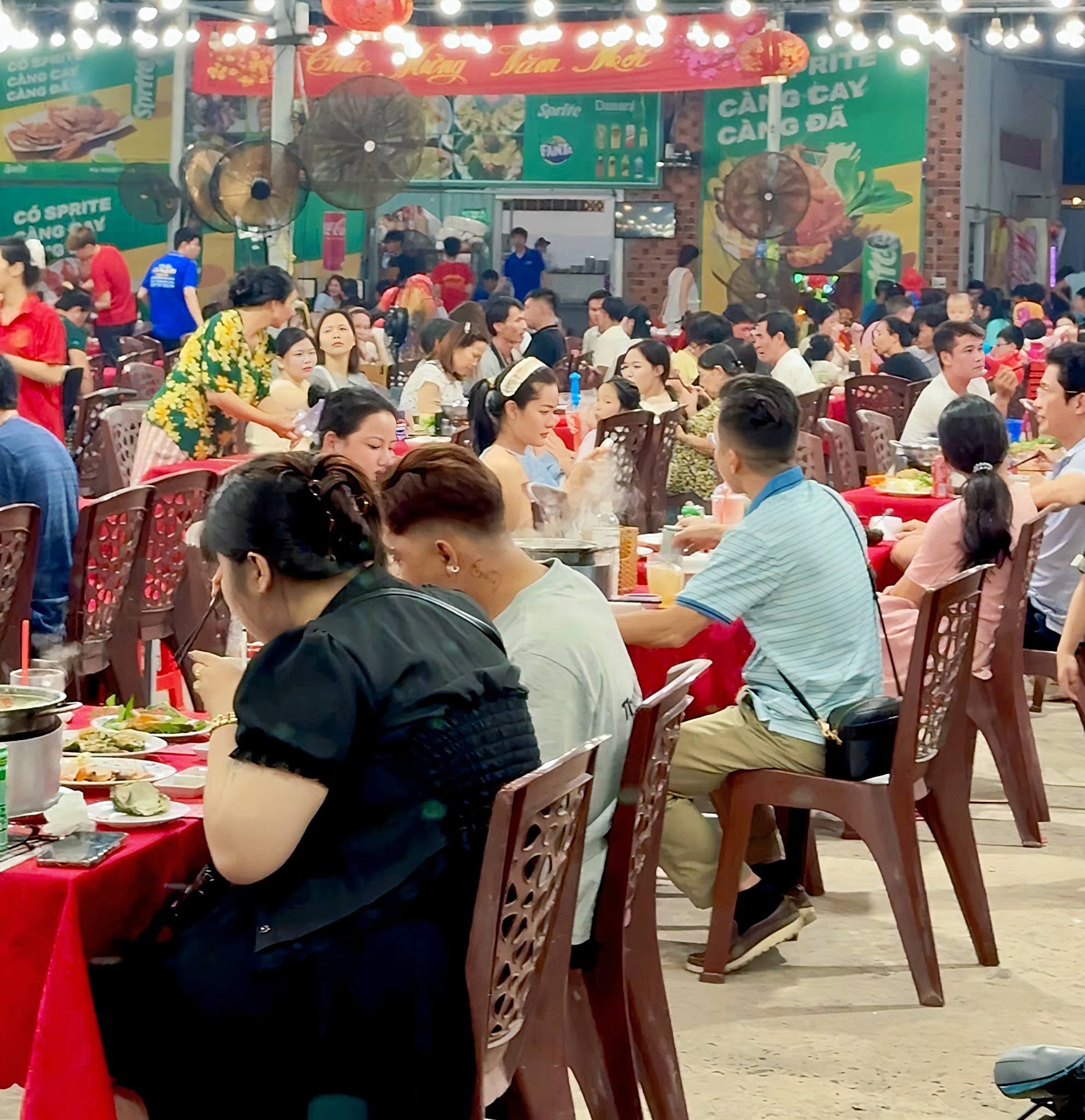 Khách dùng bữa tại Cây Si quanh các bàn ăn phủ khăn đỏ