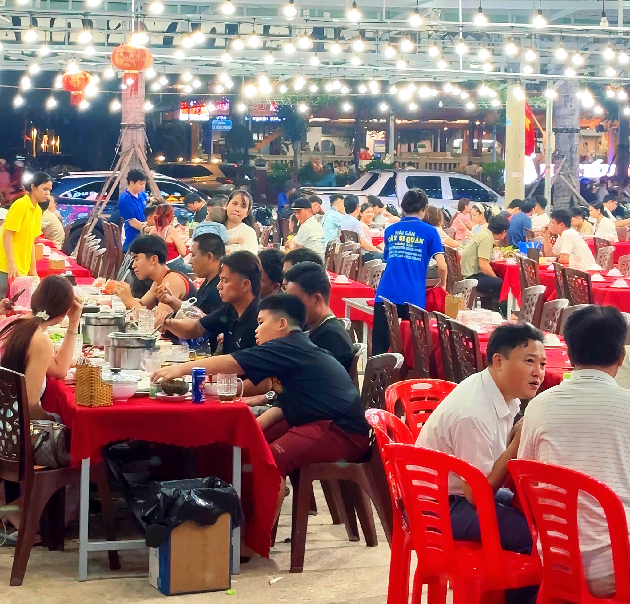 Không gian Cây Si đông khách dùng bữa dưới dây đèn sáng